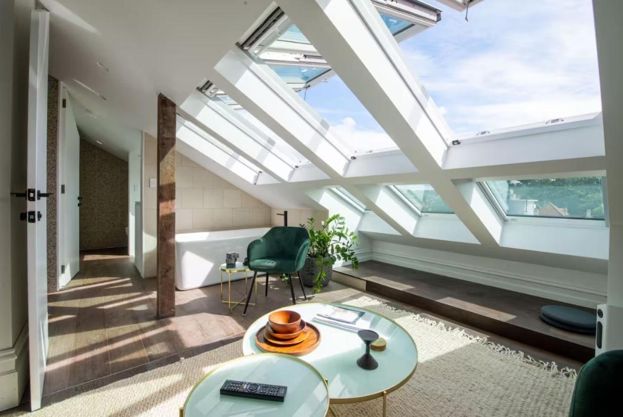 The Attic - Luxury Harbourside Homestay