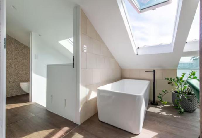 The Attic - Luxury Harbourside Homestay